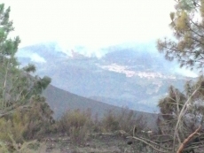 Prosiguen las labores para asegurar las zonas limítrofes con Salamanca y apagar las múltiples...
