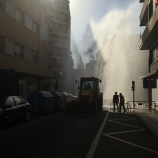 Un revent&oacute;n de agua en Van Dyck alcanza varios pisos de altura