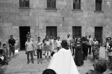 Numeroso p&uacute;blico sigue en las calles salmantinas la ruta teatralizada de Santa Teresa de Jes&uacute;s 