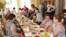 Los mayores participan de las fiestas con el tradicional vino de honor