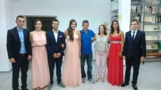 La fiesta estalla con la proclamación de la reina y el desfile de peñas