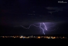 Hilos de luz sobre un lienzo azul