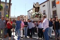 Santa Teresa de Jes&uacute;s recorre las calles arropada por la devoci&oacute;n de los albenses