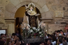 Cientos de albenses despiden a su patrona Santa Teresa de Jes&uacute;s en la procesi&oacute;n de clausura 