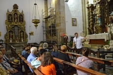 Un encuentro sobre arte religioso analiza el estado de los retablos de la iglesia parroquial