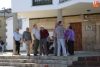 Foto 2 - Un grupo de vecinos se concentra a la puerta del Ayuntamiento en apoyo al secretario