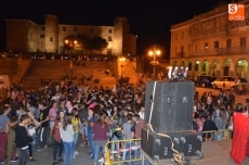 Foto 3 - La Plaza Mayor se llena de jóvenes al ritmo de la música del festival de Dj’s bejaranos 