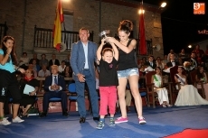 Foto 6 - La Corte de Honor brilla en un divertido desfile de carrozas y en el pregón de Tomasita Martín