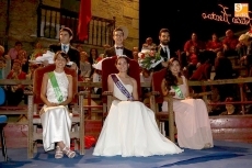 Foto 4 - La Corte de Honor brilla en un divertido desfile de carrozas y en el pregón de Tomasita Martín