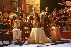 Foto 3 - La Corte de Honor brilla en un divertido desfile de carrozas y en el pregón de Tomasita Martín