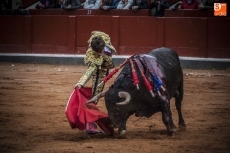 Foto 6 - Cogida grave de Perera en el bajo vientre y dos orejas para Castella; una para El Juli