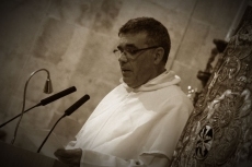 Foto 6 -  Fray Luis García Matamoro pregona los actos de la Archicofradía del Rosario