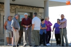 Foto 3 - Un grupo de vecinos se concentra a la puerta del Ayuntamiento en apoyo al secretario