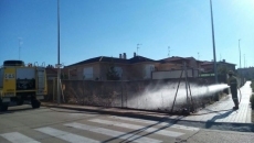 Foto 6 - Los bomberos apagan un fuego en una parcela sin habitar en la carretera de Nuevo Naharros