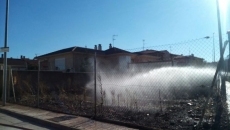 Foto 4 - Los bomberos apagan un fuego en una parcela sin habitar en la carretera de Nuevo Naharros