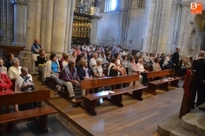 Foto 3 - El Coro Vetusta de Oviedo anima la mañana en la Catedral de Santa María