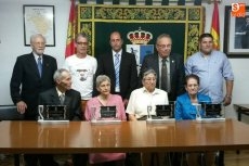 Homenaje a los mayores con la entrega de una placa a cada uno / FOTO: ÓSCAR PASCUA