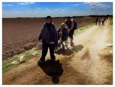 De la fotograf&iacute;a a la injusta caridad, y de aqu&iacute; al lavado de conciencias.