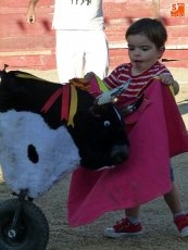 Un divertido desfile de disfraces pone el broche a la jornada inaugural de las fiestas