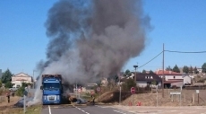 Arde un cami&oacute;n cargado de paja en la carretera de Ituero a Puebla de Azaba