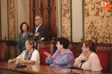 Los cinco emigrantes salmantinos de la Operaci&oacute;n A&ntilde;oranza redescubren el Palacio de La Salina