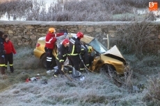 Foto 5 - Una espectacular colisión en el puente de Alba acaba con un coche en la ribera