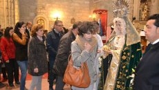 Foto 4 - Nuestra Señora de la Esperanza recibe el cariño de cientos de fieles durante su besamanos