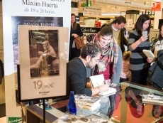 Foto 5 - Maxim Huerta firma en El Corte Inglés ejemplares de su última novela