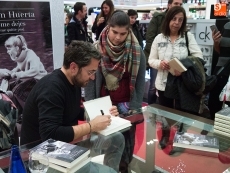 Foto 4 - Maxim Huerta firma en El Corte Inglés ejemplares de su última novela
