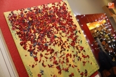 La pintura de Maitri Martín llena la librería Hydria de colores cálidos