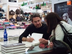 Maxim Huerta firma en El Corte Inglés ejemplares de su última novela