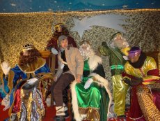 Los Reyes Magos adoran al Niño en el Belén Viviente y entregan regalos a todos los pequeños 