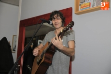 El asturiano Caballo Loco llena con su música la Librería Hydria