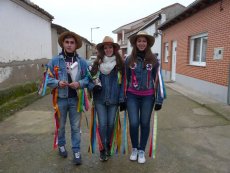 Los quintos ceden el bombo a los jóvenes del 98