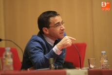 Lleno completo en el coloquio con el escritor y catedrático Fernando Savater