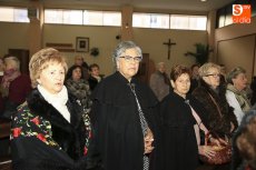 Mujeres del barrio de San José pasean la imagen de Santa Águeda
