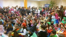 Los vecinos celebran el Carnaval con un gran baile de disfraces y juegos