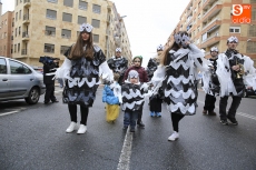 Los vecinos de El Rollo desafían al mal tiempo para disfrutar del pasacalles de Carnaval