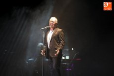 Víctor Manuel llena de emociones y recuerdos el Multiusos