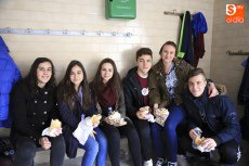 Canciones y bailes en la Operación Bocata del Colegio San Juan Bosco