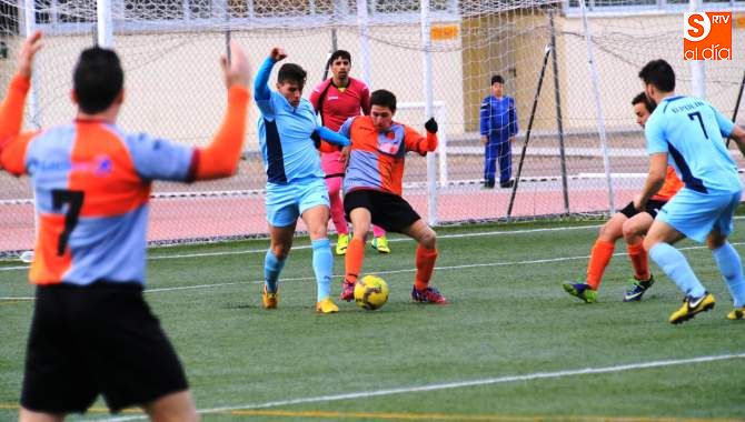 Una acción del partido disputado entre el Carbajosa y el Navarrés