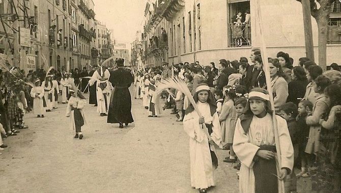 Procesión de la Borriquilla por la calle de la Rúa entrando a la plaza de Anaya. 1947 / Domingo Marcos.