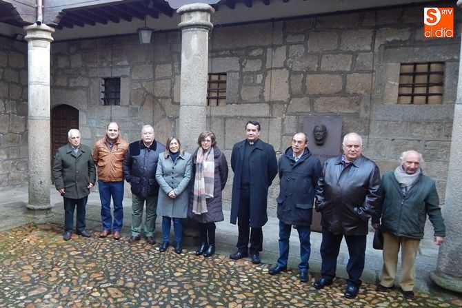 La pregonera junto a representantes de la Asociación Cultural Ledesma Pasión y ayuntamiento