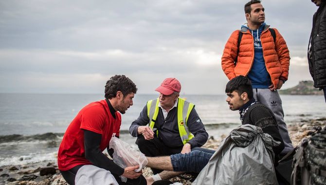 Bomberos de Castilla y León atienden a los refugiados en Lesbos  / EL NORTE