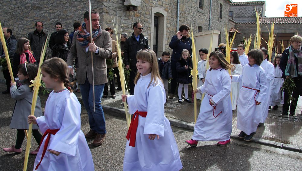Cerca de medio centenar de niños participaron en la procesión vestidos con túnicas y portando palmas / CORRAL