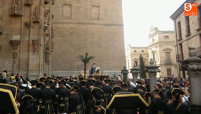 Multitudinaria procesión de la Borriquilla con un recuerdo a los niños con cáncer  