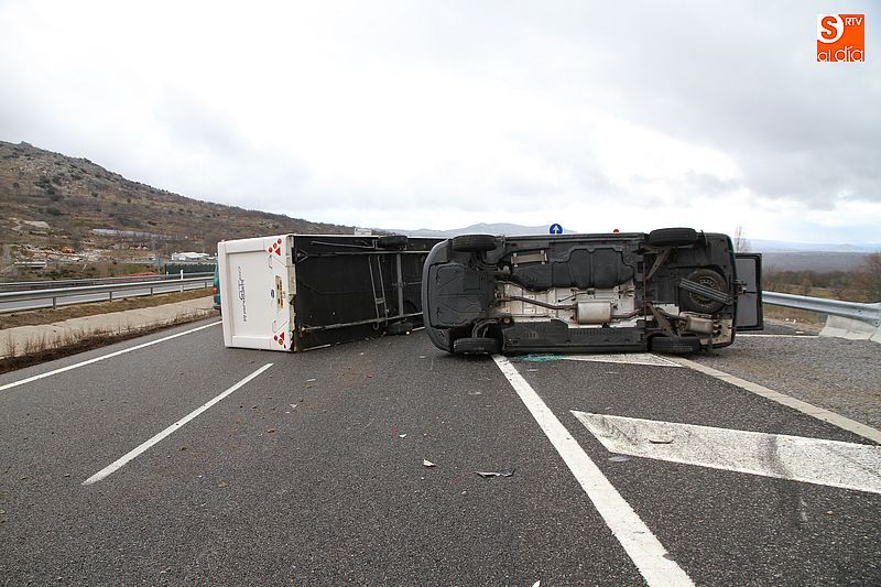 La caravana volcó en la bajada del puerto de Vallejera, sentido Salamanca.