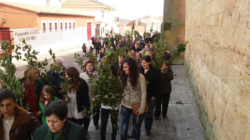 Los cantalpineses procesionan alrededor de la iglesia portando los ramos | Fotos: Lucía Martín