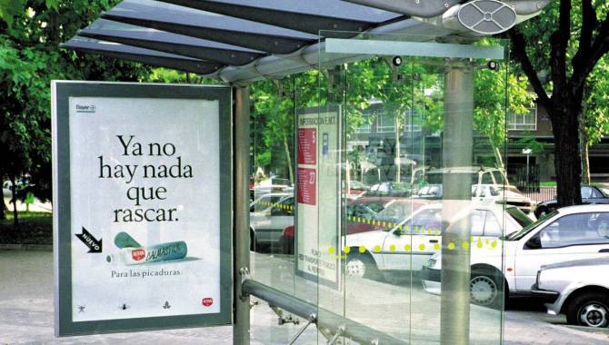 Cartel publicitario de los que se ocupa la empresa Cemusa