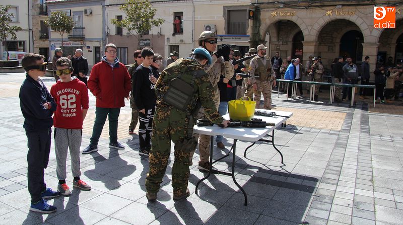 Pequeños y adultos pudieron probar su puntería con estas réplicas de armas originales / CORRAL